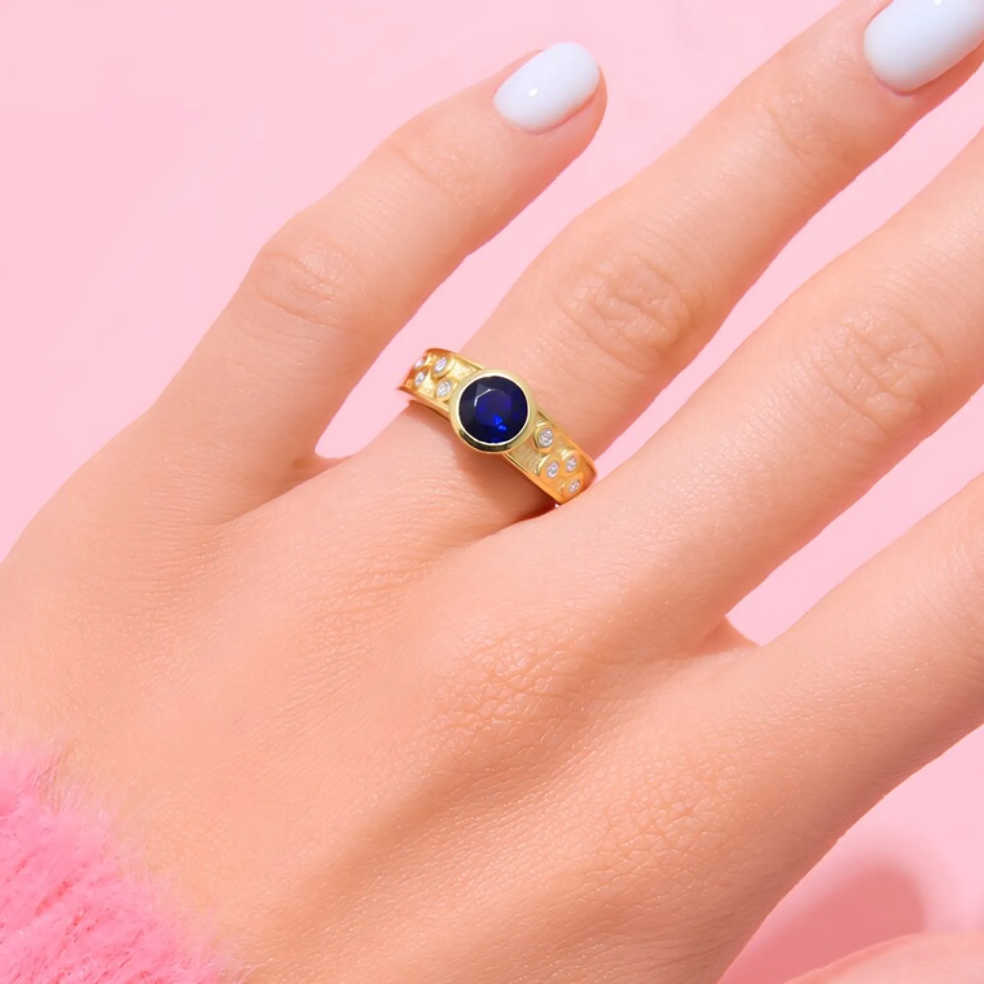 Blauer Madagaskar-Saphir-Goldring