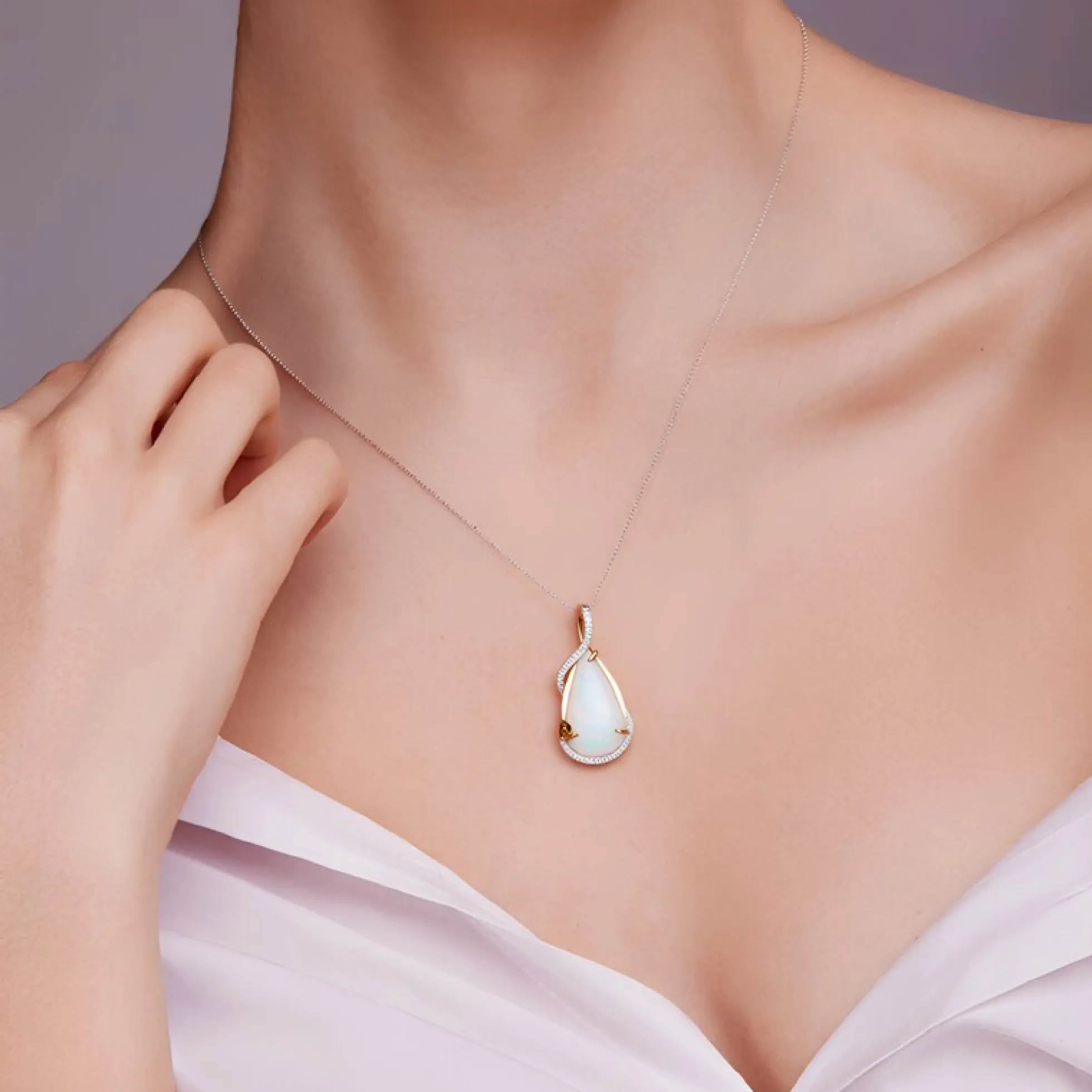 Brasilianischer Weißer Opal-Goldanhänger