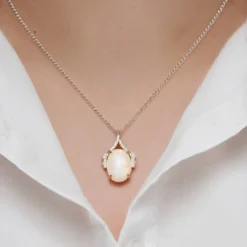 Brasilianischer Weißer Opal-Goldanhänger