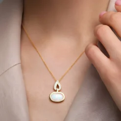 Brasilianischer Weißer Opal-Goldanhänger
