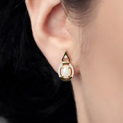 Brasilianischer Weißer Opal-Goldohrringe
