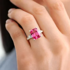 Pinkfarbener Diaspor-Goldring