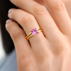 Pinkfarbener Diaspor-Goldring