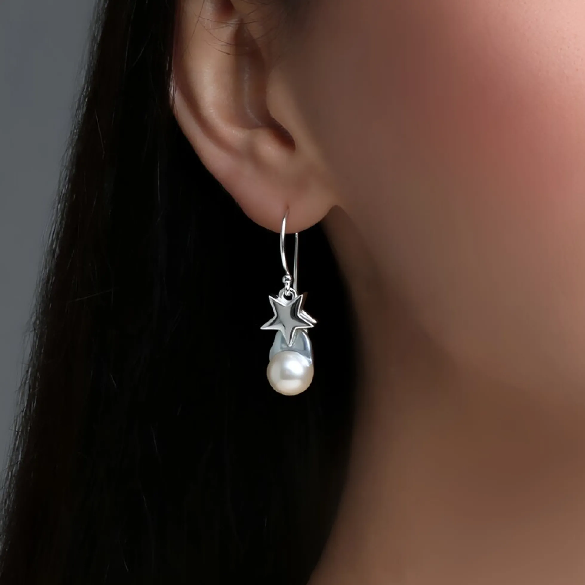 Platinblaue Akoya-Perlen-Silberohrringe