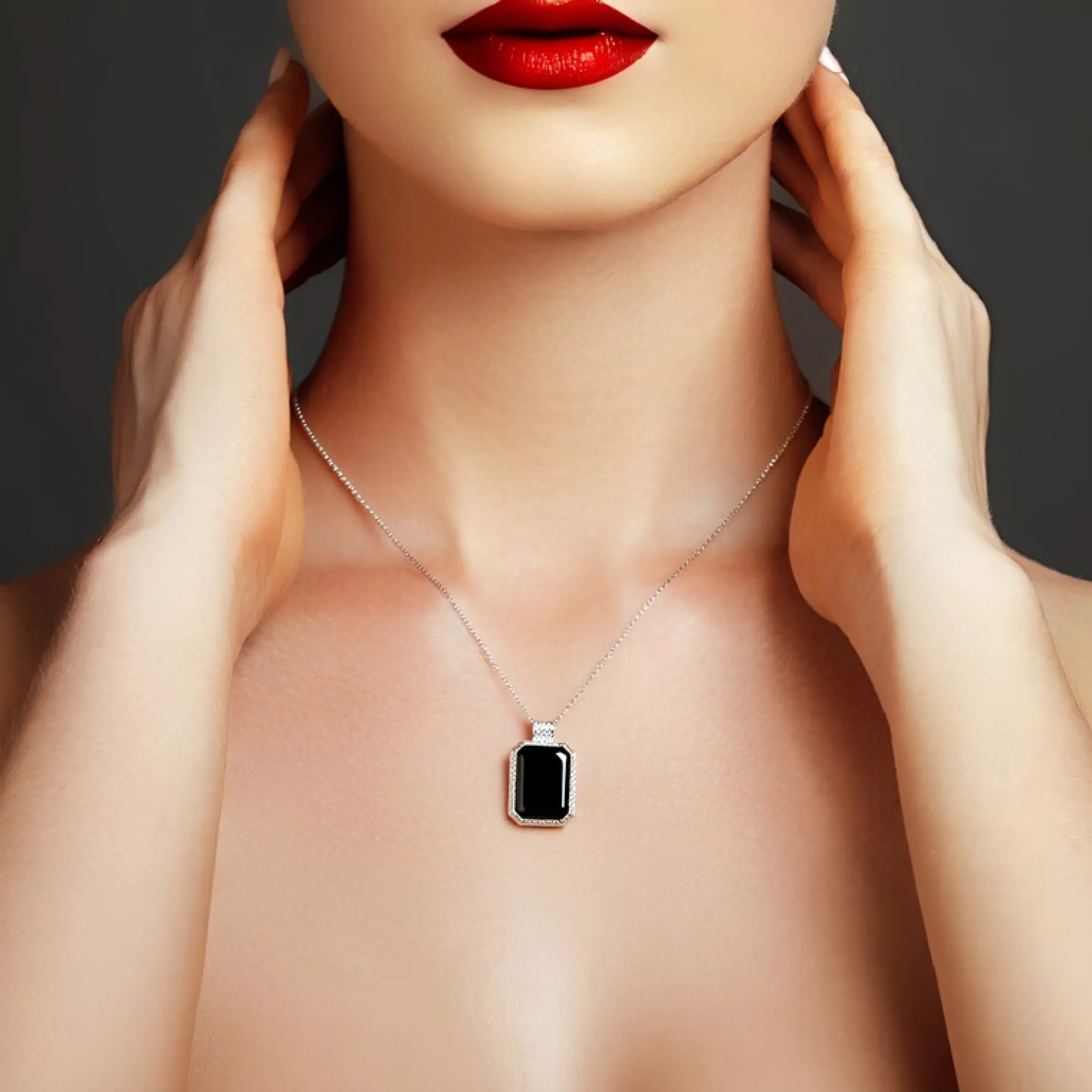 Schwarzer Onyx-Silberanhänger