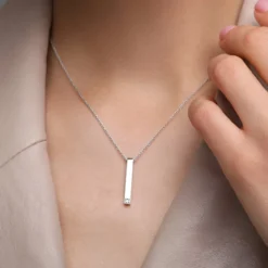 Silberfarbener Diamant-Silberanhänger