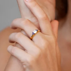 Weißer Saphir-Goldring